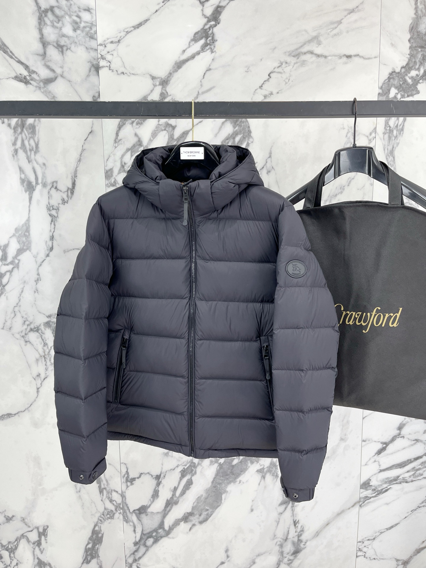 Burberry 博柏利2026FW秋冬专柜最新款暗标连帽短款羽绒服 全套原版五金辅料，定制品牌拉链、袖口调节纽扣全部还