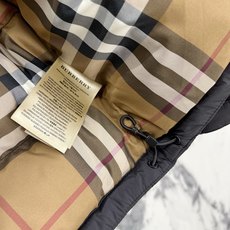 Burberry 博柏利2026FW秋冬专柜最新款暗标连帽短款羽绒服 全套原版五金辅料,定制品牌拉链、袖口调节纽扣全部还 Burberry 博柏利2026FW秋冬专柜最新款暗标连帽短款羽绒服 全套原版五金辅料,定制品牌拉链、袖口调节纽扣全部还