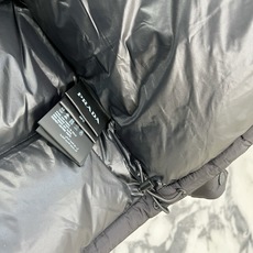 Prada 普拉达 2026FW秋冬专柜最新款三角标连帽短款羽绒服 全套原版五金辅料,定制品牌拉链、金属三角铭牌全部还原 Prada 普拉达 2026FW秋冬专柜最新款三角标连帽短款羽绒服 全套原版五金辅料,定制品牌拉链、金属三角铭牌全部还原