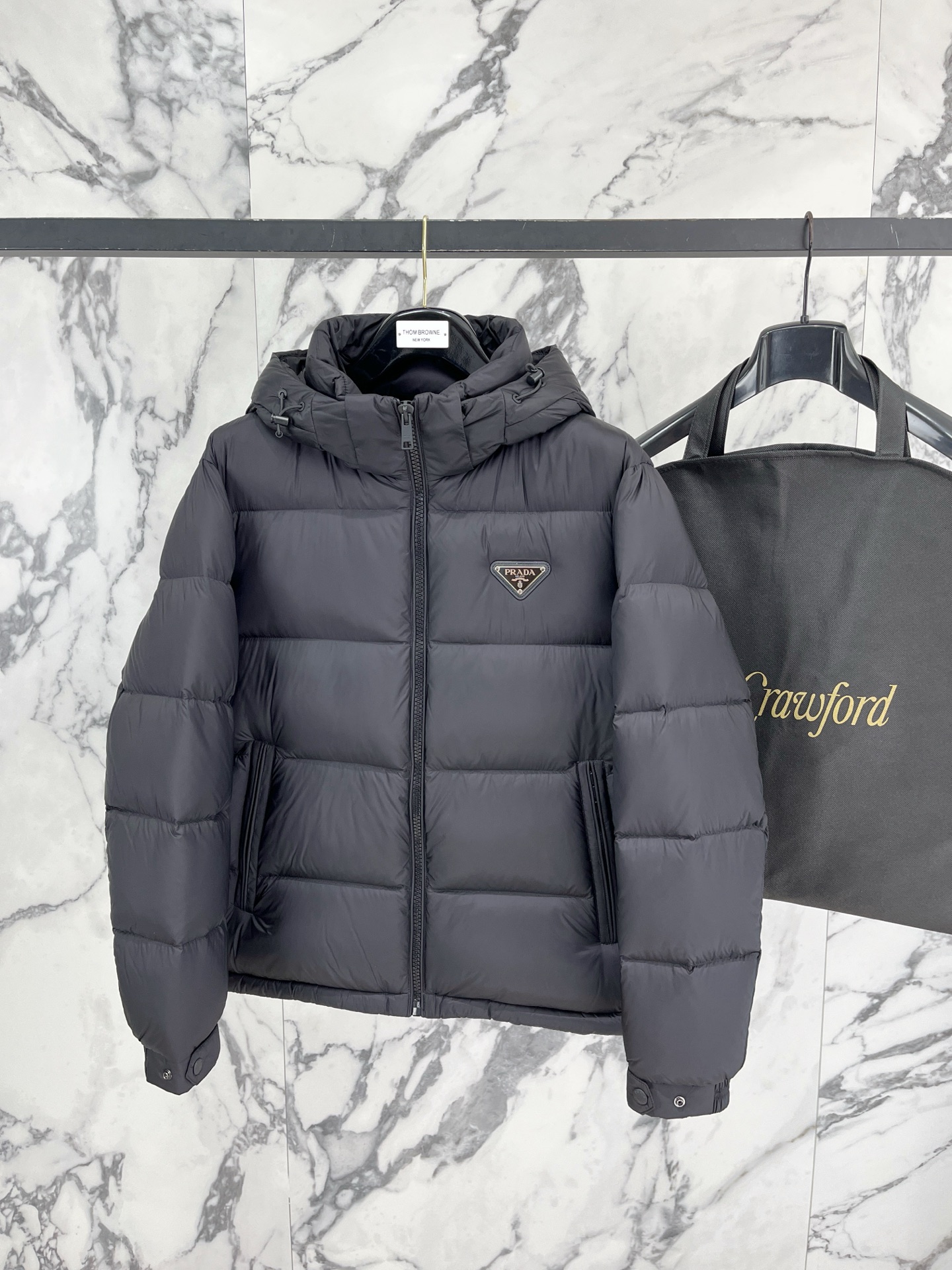 Prada 普拉达 2026FW秋冬专柜最新款三角标连帽短款羽绒服 全套原版五金辅料，定制品牌拉链、金属三角铭牌全部还原