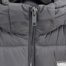 Prada 普拉达 2026FW秋冬专柜最新款三角标连帽短款羽绒服 全套原版五金辅料,定制品牌拉链、金属三角铭牌全部还原 Prada 普拉达 2026FW秋冬专柜最新款三角标连帽短款羽绒服 全套原版五金辅料,定制品牌拉链、金属三角铭牌全部还原