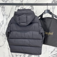 Prada 普拉达 2026FW秋冬专柜最新款三角标连帽短款羽绒服 全套原版五金辅料,定制品牌拉链、金属三角铭牌全部还原 Prada 普拉达 2026FW秋冬专柜最新款三角标连帽短款羽绒服 全套原版五金辅料,定制品牌拉链、金属三角铭牌全部还原