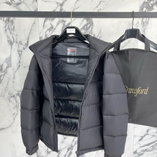 Prada 普拉达 2026FW秋冬专柜最新款三角标连帽短款羽绒服 全套原版五金辅料,定制品牌拉链、金属三角铭牌全部还原 Prada 普拉达 2026FW秋冬专柜最新款三角标连帽短款羽绒服 全套原版五金辅料,定制品牌拉链、金属三角铭牌全部还原
