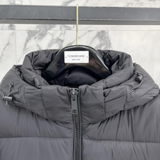 Prada 普拉达 2026FW秋冬专柜最新款三角标连帽短款羽绒服 全套原版五金辅料,定制品牌拉链、金属三角铭牌全部还原 Prada 普拉达 2026FW秋冬专柜最新款三角标连帽短款羽绒服 全套原版五金辅料,定制品牌拉链、金属三角铭牌全部还原