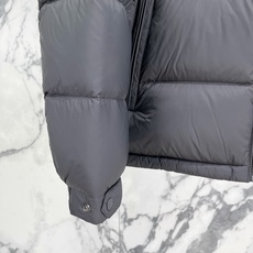 Prada 普拉达 2026FW秋冬专柜最新款三角标连帽短款羽绒服 全套原版五金辅料,定制品牌拉链、金属三角铭牌全部还原 Prada 普拉达 2026FW秋冬专柜最新款三角标连帽短款羽绒服 全套原版五金辅料,定制品牌拉链、金属三角铭牌全部还原