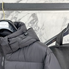 Prada 普拉达 2026FW秋冬专柜最新款三角标连帽短款羽绒服 全套原版五金辅料,定制品牌拉链、金属三角铭牌全部还原 Prada 普拉达 2026FW秋冬专柜最新款三角标连帽短款羽绒服 全套原版五金辅料,定制品牌拉链、金属三角铭牌全部还原