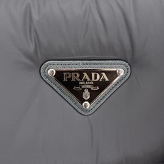 Prada 普拉达 2026FW秋冬专柜最新款三角标连帽短款羽绒服 全套原版五金辅料,定制品牌拉链、金属三角铭牌全部还原 Prada 普拉达 2026FW秋冬专柜最新款三角标连帽短款羽绒服 全套原版五金辅料,定制品牌拉链、金属三角铭牌全部还原