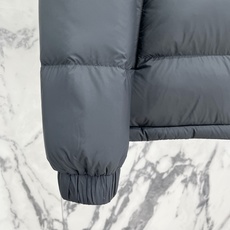 Moncler 盟可睐(蒙口)2026FW秋冬专柜最新款暗标连帽短款羽绒服 全套原版五金辅料,定制品牌拉链、帽绳金属调节 Moncler 盟可睐(蒙口)2026FW秋冬专柜最新款暗标连帽短款羽绒服 全套原版五金辅料,定制品牌拉链、帽绳金属调节