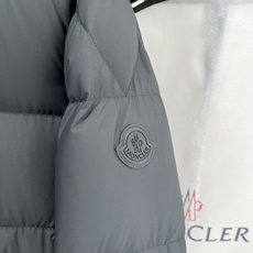 Moncler 盟可睐(蒙口)2026FW秋冬专柜最新款暗标连帽短款羽绒服 全套原版五金辅料,定制品牌拉链、帽绳金属调节 Moncler 盟可睐(蒙口)2026FW秋冬专柜最新款暗标连帽短款羽绒服 全套原版五金辅料,定制品牌拉链、帽绳金属调节