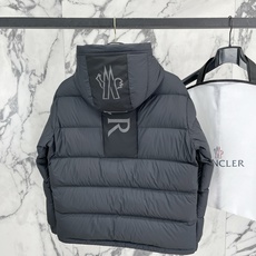 Moncler 盟可睐(蒙口)2026FW秋冬专柜最新款暗标连帽短款羽绒服 全套原版五金辅料,定制品牌拉链、帽绳金属调节 Moncler 盟可睐(蒙口)2026FW秋冬专柜最新款暗标连帽短款羽绒服 全套原版五金辅料,定制品牌拉链、帽绳金属调节