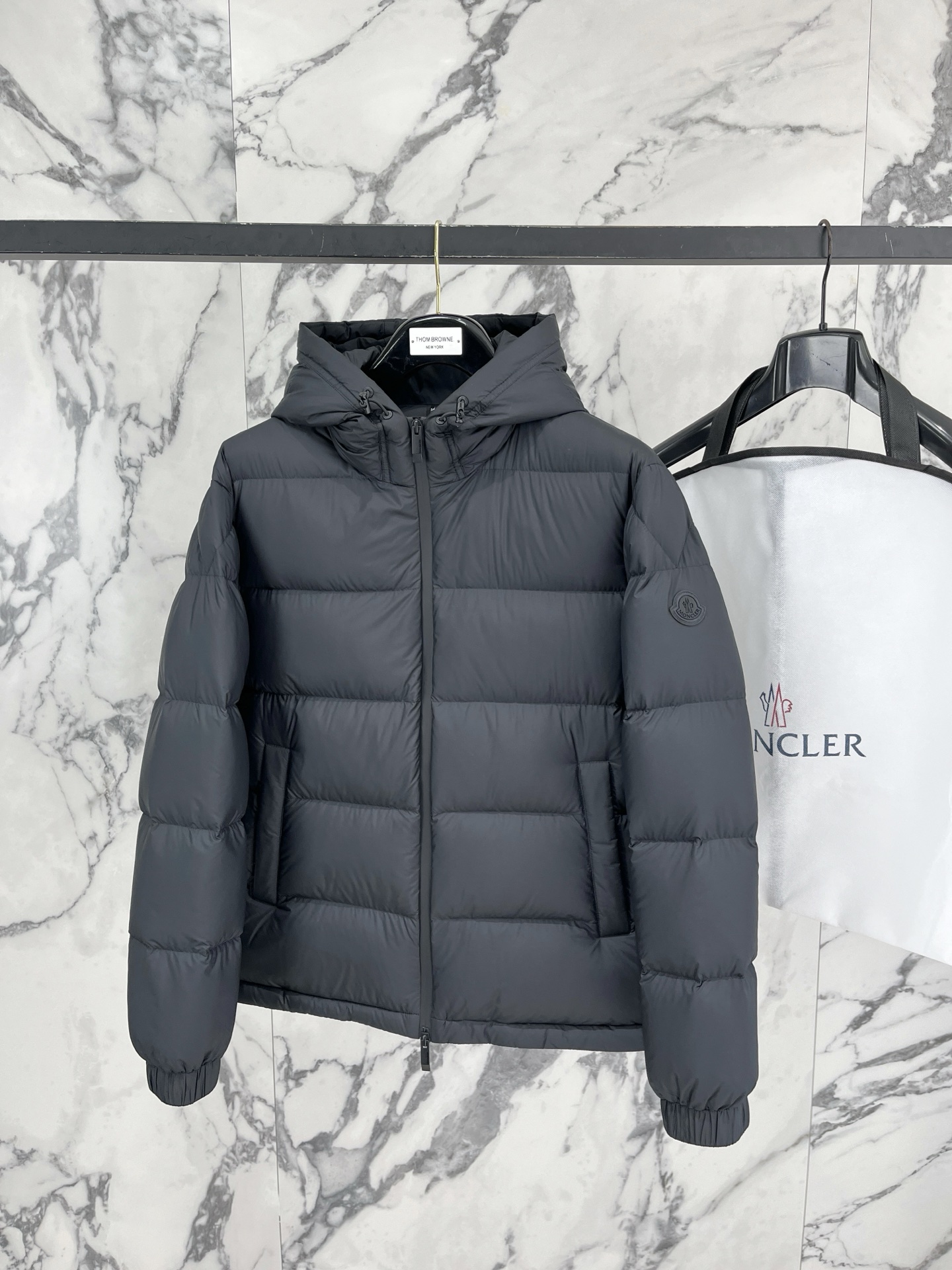 Moncler 盟可睐（蒙口）2026FW秋冬专柜最新款暗标连帽短款羽绒服 全套原版五金辅料，定制品牌拉链、帽绳金属调节