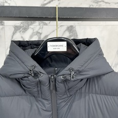 Moncler 盟可睐(蒙口)2026FW秋冬专柜最新款暗标连帽短款羽绒服 全套原版五金辅料,定制品牌拉链、帽绳金属调节 Moncler 盟可睐(蒙口)2026FW秋冬专柜最新款暗标连帽短款羽绒服 全套原版五金辅料,定制品牌拉链、帽绳金属调节