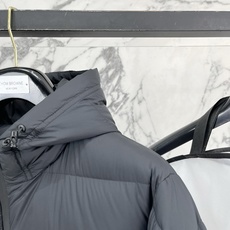 Moncler 盟可睐(蒙口)2026FW秋冬专柜最新款暗标连帽短款羽绒服 全套原版五金辅料,定制品牌拉链、帽绳金属调节 Moncler 盟可睐(蒙口)2026FW秋冬专柜最新款暗标连帽短款羽绒服 全套原版五金辅料,定制品牌拉链、帽绳金属调节