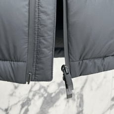 Moncler 盟可睐(蒙口)2026FW秋冬专柜最新款暗标连帽短款羽绒服 全套原版五金辅料,定制品牌拉链、帽绳金属调节 Moncler 盟可睐(蒙口)2026FW秋冬专柜最新款暗标连帽短款羽绒服 全套原版五金辅料,定制品牌拉链、帽绳金属调节