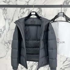 Moncler 盟可睐(蒙口)2026FW秋冬专柜最新款暗标连帽短款羽绒服 全套原版五金辅料,定制品牌拉链、帽绳金属调节 Moncler 盟可睐(蒙口)2026FW秋冬专柜最新款暗标连帽短款羽绒服 全套原版五金辅料,定制品牌拉链、帽绳金属调节