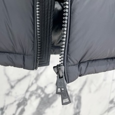 Moncler 盟可睐(蒙口)2026FW秋冬专柜最新款彩色徽章连帽短款羽绒服 全套原版五金辅料,定制品牌拉链、帽绳金属 Moncler 盟可睐(蒙口)2026FW秋冬专柜最新款彩色徽章连帽短款羽绒服 全套原版五金辅料,定制品牌拉链、帽绳金属