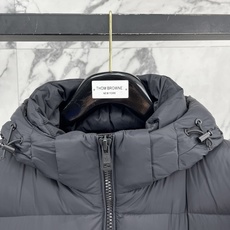 Moncler 盟可睐(蒙口)2026FW秋冬专柜最新款彩色徽章连帽短款羽绒服 全套原版五金辅料,定制品牌拉链、帽绳金属 Moncler 盟可睐(蒙口)2026FW秋冬专柜最新款彩色徽章连帽短款羽绒服 全套原版五金辅料,定制品牌拉链、帽绳金属