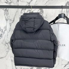 Moncler 盟可睐(蒙口)2026FW秋冬专柜最新款彩色徽章连帽短款羽绒服 全套原版五金辅料,定制品牌拉链、帽绳金属 Moncler 盟可睐(蒙口)2026FW秋冬专柜最新款彩色徽章连帽短款羽绒服 全套原版五金辅料,定制品牌拉链、帽绳金属