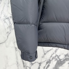Moncler 盟可睐(蒙口)2026FW秋冬专柜最新款彩色徽章连帽短款羽绒服 全套原版五金辅料,定制品牌拉链、帽绳金属 Moncler 盟可睐(蒙口)2026FW秋冬专柜最新款彩色徽章连帽短款羽绒服 全套原版五金辅料,定制品牌拉链、帽绳金属
