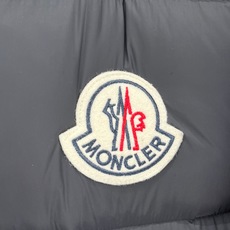 Moncler 盟可睐(蒙口)2026FW秋冬专柜最新款彩色徽章连帽短款羽绒服 全套原版五金辅料,定制品牌拉链、帽绳金属 Moncler 盟可睐(蒙口)2026FW秋冬专柜最新款彩色徽章连帽短款羽绒服 全套原版五金辅料,定制品牌拉链、帽绳金属