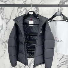 Moncler 盟可睐(蒙口)2026FW秋冬专柜最新款彩色徽章连帽短款羽绒服 全套原版五金辅料,定制品牌拉链、帽绳金属 Moncler 盟可睐(蒙口)2026FW秋冬专柜最新款彩色徽章连帽短款羽绒服 全套原版五金辅料,定制品牌拉链、帽绳金属
