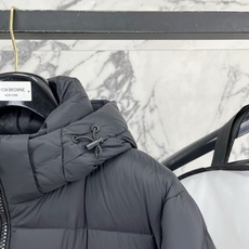 Moncler 盟可睐(蒙口)2026FW秋冬专柜最新款彩色徽章连帽短款羽绒服 全套原版五金辅料,定制品牌拉链、帽绳金属 Moncler 盟可睐(蒙口)2026FW秋冬专柜最新款彩色徽章连帽短款羽绒服 全套原版五金辅料,定制品牌拉链、帽绳金属