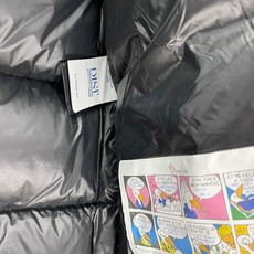 Moncler 盟可睐(蒙口)2026FW秋冬专柜最新款彩色徽章连帽短款羽绒服 全套原版五金辅料,定制品牌拉链、帽绳金属 Moncler 盟可睐(蒙口)2026FW秋冬专柜最新款彩色徽章连帽短款羽绒服 全套原版五金辅料,定制品牌拉链、帽绳金属