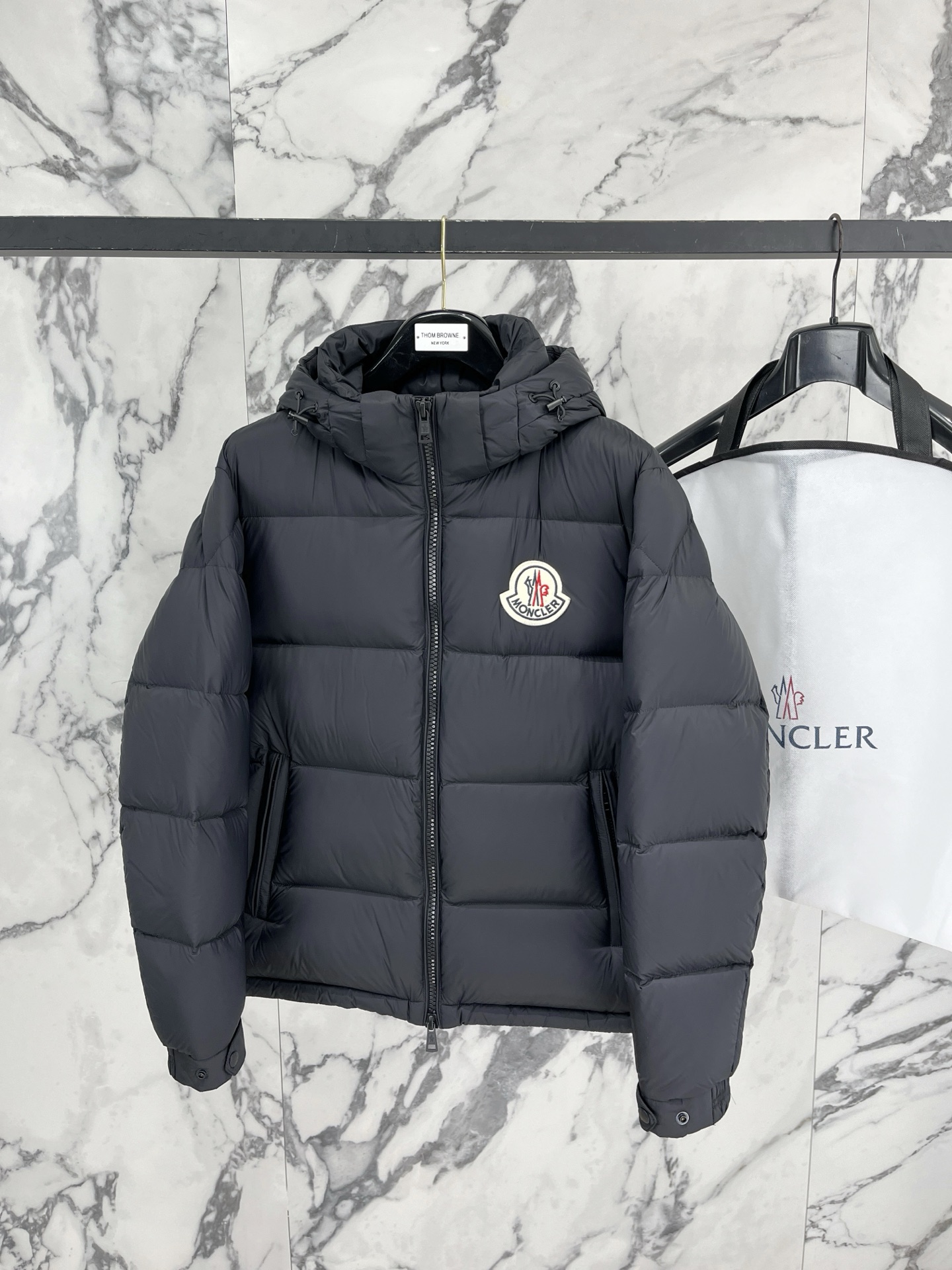 Moncler 盟可睐（蒙口）2026FW秋冬专柜最新款彩色徽章连帽短款羽绒服 全套原版五金辅料，定制品牌拉链、帽绳金属
