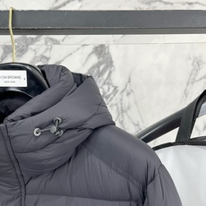 Moncler 盟可睐(蒙口)2026FW秋冬专柜最新款袖袋徽章连帽短款羽绒服 全套原版五金辅料,按扣、品牌拉链、帽绳金 Moncler 盟可睐(蒙口)2026FW秋冬专柜最新款袖袋徽章连帽短款羽绒服 全套原版五金辅料,按扣、品牌拉链、帽绳金