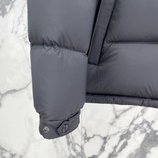 Moncler 盟可睐(蒙口)2026FW秋冬专柜最新款袖袋徽章连帽短款羽绒服 全套原版五金辅料,按扣、品牌拉链、帽绳金 Moncler 盟可睐(蒙口)2026FW秋冬专柜最新款袖袋徽章连帽短款羽绒服 全套原版五金辅料,按扣、品牌拉链、帽绳金