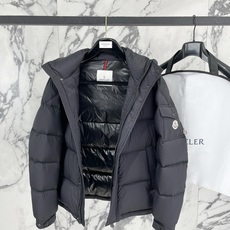 Moncler 盟可睐(蒙口)2026FW秋冬专柜最新款袖袋徽章连帽短款羽绒服 全套原版五金辅料,按扣、品牌拉链、帽绳金 Moncler 盟可睐(蒙口)2026FW秋冬专柜最新款袖袋徽章连帽短款羽绒服 全套原版五金辅料,按扣、品牌拉链、帽绳金