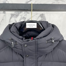 Moncler 盟可睐(蒙口)2026FW秋冬专柜最新款袖袋徽章连帽短款羽绒服 全套原版五金辅料,按扣、品牌拉链、帽绳金 Moncler 盟可睐(蒙口)2026FW秋冬专柜最新款袖袋徽章连帽短款羽绒服 全套原版五金辅料,按扣、品牌拉链、帽绳金