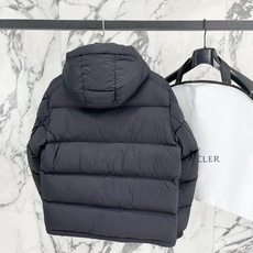 Moncler 盟可睐(蒙口)2026FW秋冬专柜最新款袖袋徽章连帽短款羽绒服 全套原版五金辅料,按扣、品牌拉链、帽绳金 Moncler 盟可睐(蒙口)2026FW秋冬专柜最新款袖袋徽章连帽短款羽绒服 全套原版五金辅料,按扣、品牌拉链、帽绳金