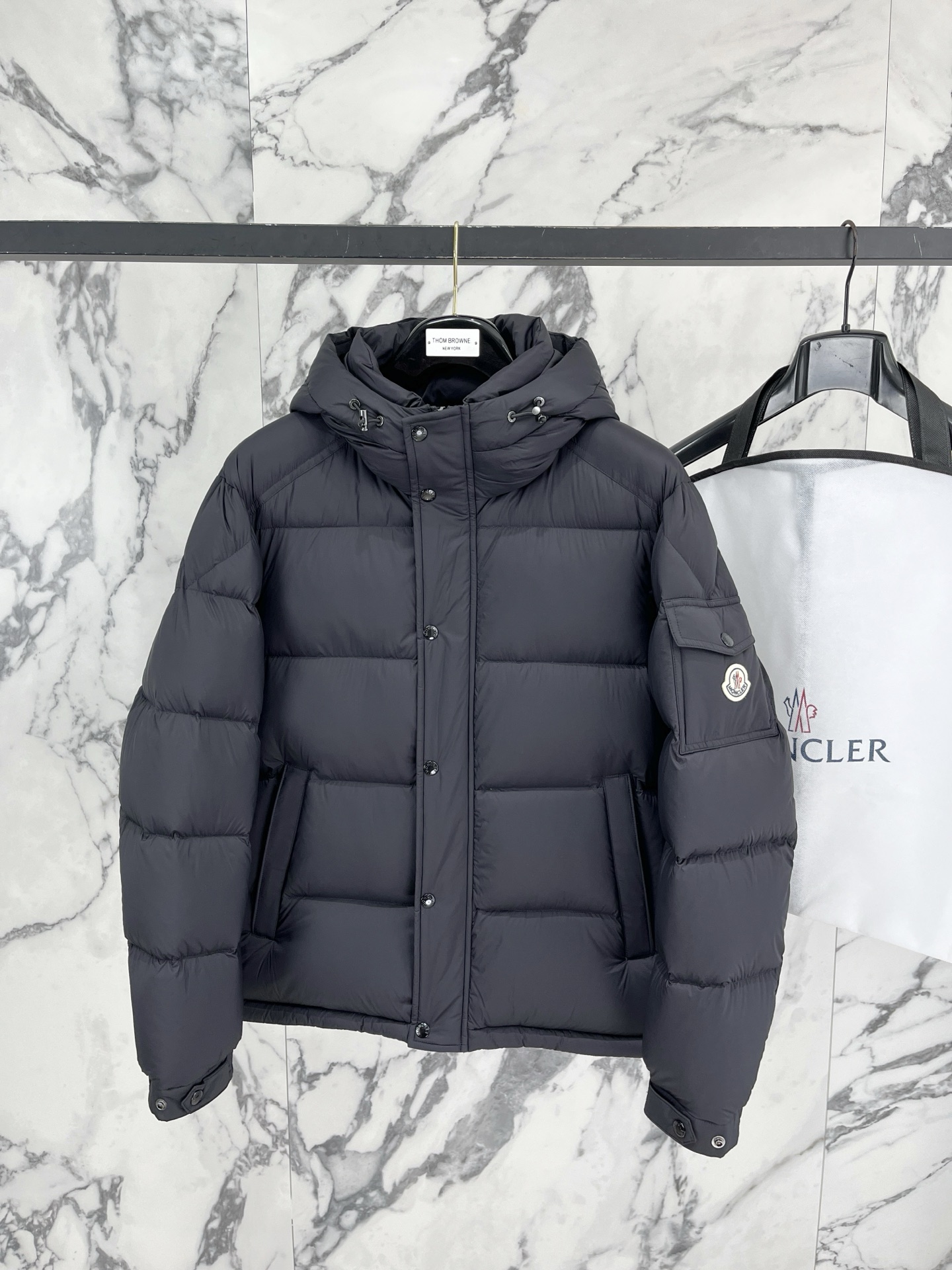 Moncler 盟可睐（蒙口）2026FW秋冬专柜最新款袖袋徽章连帽短款羽绒服 全套原版五金辅料，按扣、品牌拉链、帽绳金