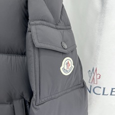 Moncler 盟可睐(蒙口)2026FW秋冬专柜最新款袖袋徽章连帽短款羽绒服 全套原版五金辅料,按扣、品牌拉链、帽绳金 Moncler 盟可睐(蒙口)2026FW秋冬专柜最新款袖袋徽章连帽短款羽绒服 全套原版五金辅料,按扣、品牌拉链、帽绳金