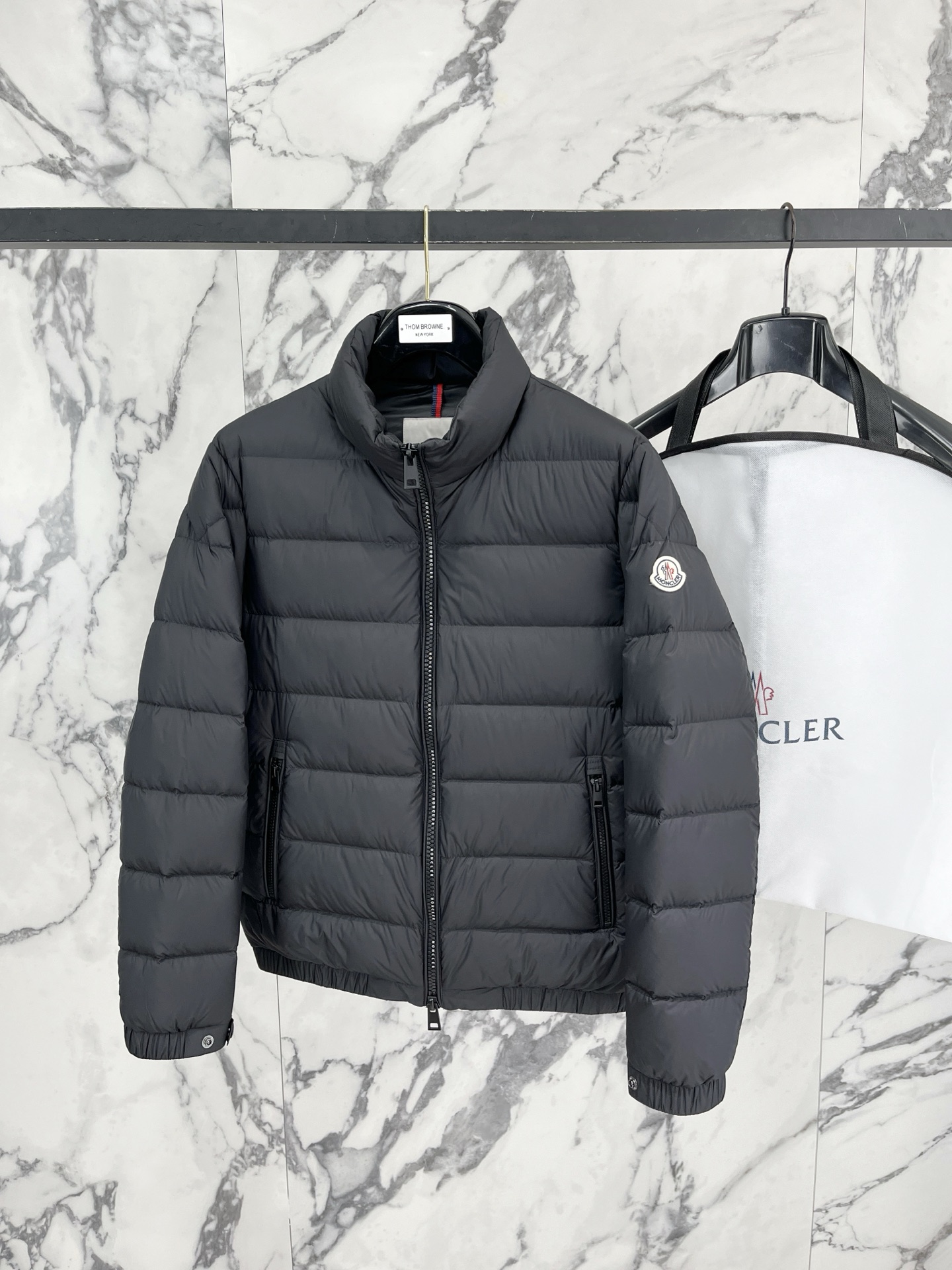Moncler 盟可睐（蒙口）2026FW秋冬专柜最新款立领轻薄短款羽绒服 全套原版五金辅料，定制品牌拉链、拉链头全部还