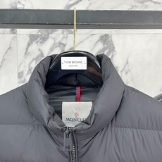 Moncler 盟可睐(蒙口)2026FW秋冬专柜最新款立领轻薄短款羽绒服 全套原版五金辅料,定制品牌拉链、拉链头全部还 Moncler 盟可睐(蒙口)2026FW秋冬专柜最新款立领轻薄短款羽绒服 全套原版五金辅料,定制品牌拉链、拉链头全部还