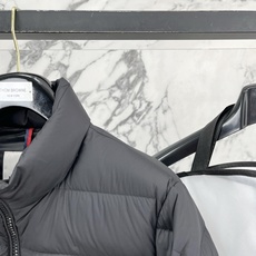 Moncler 盟可睐(蒙口)2026FW秋冬专柜最新款立领轻薄短款羽绒服 全套原版五金辅料,定制品牌拉链、拉链头全部还 Moncler 盟可睐(蒙口)2026FW秋冬专柜最新款立领轻薄短款羽绒服 全套原版五金辅料,定制品牌拉链、拉链头全部还