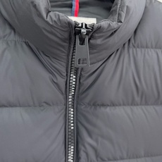 Moncler 盟可睐(蒙口)2026FW秋冬专柜最新款立领轻薄短款羽绒服 全套原版五金辅料,定制品牌拉链、拉链头全部还 Moncler 盟可睐(蒙口)2026FW秋冬专柜最新款立领轻薄短款羽绒服 全套原版五金辅料,定制品牌拉链、拉链头全部还