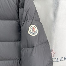 Moncler 盟可睐(蒙口)2026FW秋冬专柜最新款立领轻薄短款羽绒服 全套原版五金辅料,定制品牌拉链、拉链头全部还 Moncler 盟可睐(蒙口)2026FW秋冬专柜最新款立领轻薄短款羽绒服 全套原版五金辅料,定制品牌拉链、拉链头全部还