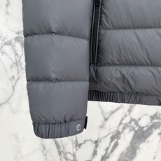 Moncler 盟可睐(蒙口)2026FW秋冬专柜最新款立领轻薄短款羽绒服 全套原版五金辅料,定制品牌拉链、拉链头全部还 Moncler 盟可睐(蒙口)2026FW秋冬专柜最新款立领轻薄短款羽绒服 全套原版五金辅料,定制品牌拉链、拉链头全部还