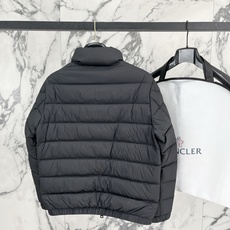 Moncler 盟可睐(蒙口)2026FW秋冬专柜最新款立领轻薄短款羽绒服 全套原版五金辅料,定制品牌拉链、拉链头全部还 Moncler 盟可睐(蒙口)2026FW秋冬专柜最新款立领轻薄短款羽绒服 全套原版五金辅料,定制品牌拉链、拉链头全部还