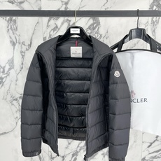 Moncler 盟可睐(蒙口)2026FW秋冬专柜最新款立领轻薄短款羽绒服 全套原版五金辅料,定制品牌拉链、拉链头全部还 Moncler 盟可睐(蒙口)2026FW秋冬专柜最新款立领轻薄短款羽绒服 全套原版五金辅料,定制品牌拉链、拉链头全部还