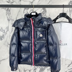 Moncler 盟可睐(蒙口)2026FW秋冬新款彩虹条可拆卸连帽羽绒服 全套原版五金辅料,拉链、按扣、袖口调节扣全部对 Moncler 盟可睐(蒙口)2026FW秋冬新款彩虹条可拆卸连帽羽绒服 全套原版五金辅料,拉链、按扣、袖口调节扣全部对