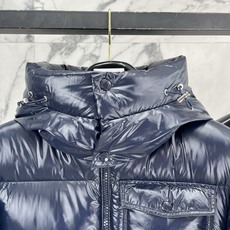 Moncler 盟可睐(蒙口)2026FW秋冬新款彩虹条可拆卸连帽羽绒服 全套原版五金辅料,拉链、按扣、袖口调节扣全部对 Moncler 盟可睐(蒙口)2026FW秋冬新款彩虹条可拆卸连帽羽绒服 全套原版五金辅料,拉链、按扣、袖口调节扣全部对
