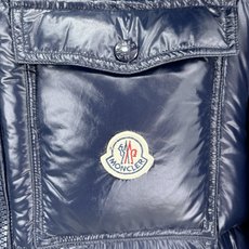 Moncler 盟可睐(蒙口)2026FW秋冬新款彩虹条可拆卸连帽羽绒服 全套原版五金辅料,拉链、按扣、袖口调节扣全部对 Moncler 盟可睐(蒙口)2026FW秋冬新款彩虹条可拆卸连帽羽绒服 全套原版五金辅料,拉链、按扣、袖口调节扣全部对