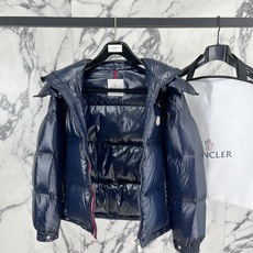 Moncler 盟可睐(蒙口)2026FW秋冬新款彩虹条可拆卸连帽羽绒服 全套原版五金辅料,拉链、按扣、袖口调节扣全部对 Moncler 盟可睐(蒙口)2026FW秋冬新款彩虹条可拆卸连帽羽绒服 全套原版五金辅料,拉链、按扣、袖口调节扣全部对