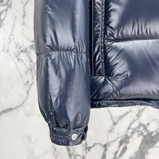 Moncler 盟可睐(蒙口)2026FW秋冬新款彩虹条可拆卸连帽羽绒服 全套原版五金辅料,拉链、按扣、袖口调节扣全部对 Moncler 盟可睐(蒙口)2026FW秋冬新款彩虹条可拆卸连帽羽绒服 全套原版五金辅料,拉链、按扣、袖口调节扣全部对