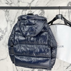 Moncler 盟可睐(蒙口)2026FW秋冬新款彩虹条可拆卸连帽羽绒服 全套原版五金辅料,拉链、按扣、袖口调节扣全部对 Moncler 盟可睐(蒙口)2026FW秋冬新款彩虹条可拆卸连帽羽绒服 全套原版五金辅料,拉链、按扣、袖口调节扣全部对