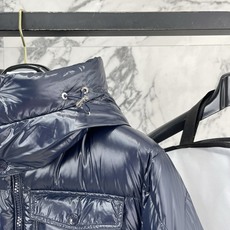 Moncler 盟可睐(蒙口)2026FW秋冬新款彩虹条可拆卸连帽羽绒服 全套原版五金辅料,拉链、按扣、袖口调节扣全部对 Moncler 盟可睐(蒙口)2026FW秋冬新款彩虹条可拆卸连帽羽绒服 全套原版五金辅料,拉链、按扣、袖口调节扣全部对